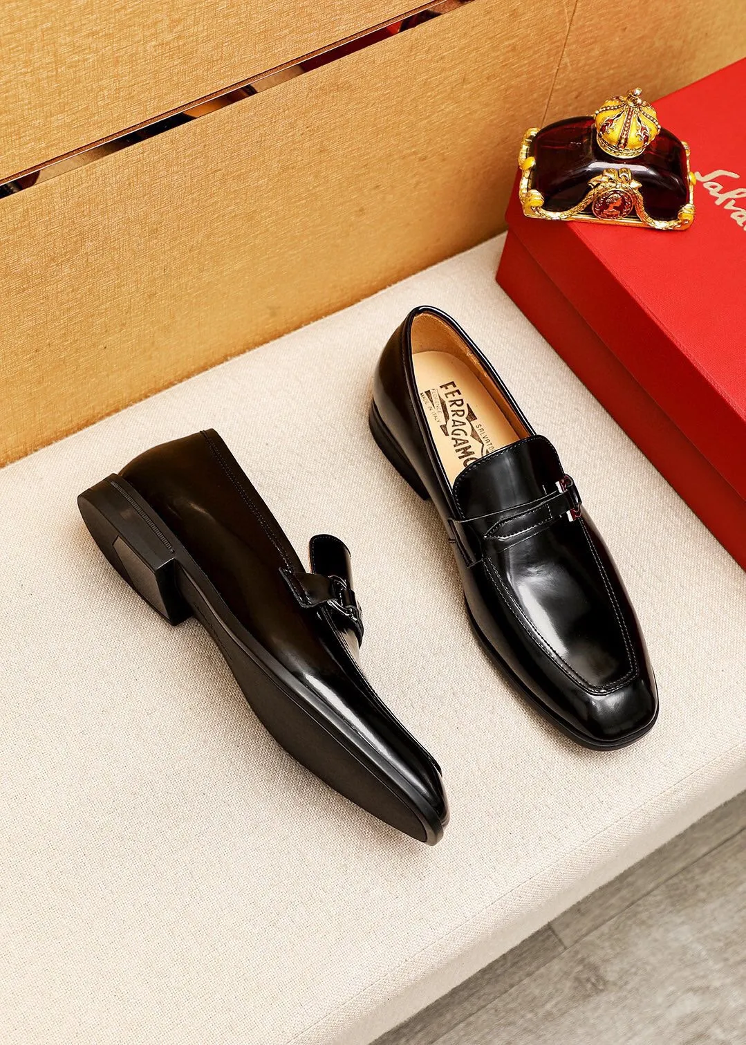 Men's shoes 💰480 💐 Product trademark: Ferragamo "Ferragamo" casual leather shoes Regular size: 38-44 (45🉑️customized) Product materials: Selected imported first-layer open-edge beaded cowhide upper + luxury hardware buckle, imported water-dyed cowhide leather lining. Strong three-dimensional visual effect, original rubber outsole Color: 3⃣️seed leather materials available
